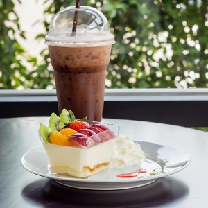 Кафе Garden, «AC/DC в Тбилиси» и Prawns, киоск Fruit Bar и второе «Бутербро» — Открытия недели на The Village