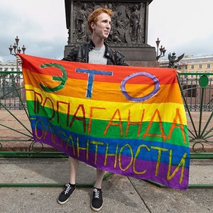 Фото дня: Десантники пытались избить гей-активиста на Дворцовой — Город на The Village