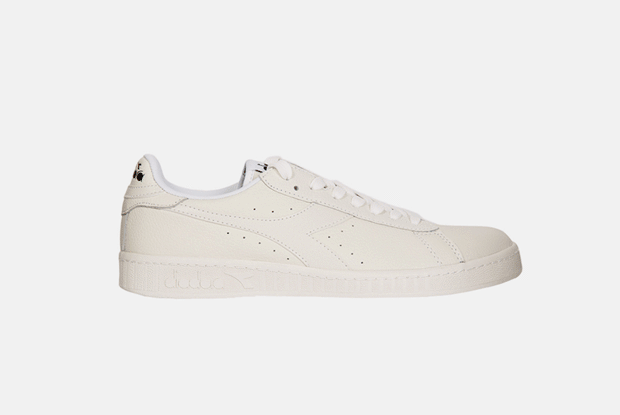 Sneaker Weekend в Ostrov и скидки 50 % на кеды в Street Pie Store — Скидки недели на The Village