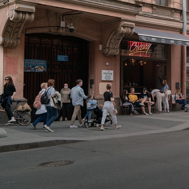 Как петербуржцы выпивают на Рубинштейна и Некрасова — Фоторепортаж на The Village