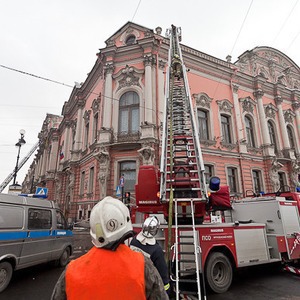 В Петербурге горел дворец Белосельских-Белозерских — Ситуация на The Village