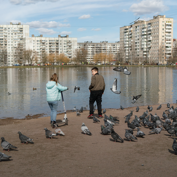 Центр Петербурга опустел, а спальные районы — нет. Вот как это выглядит
— Фоторепортаж на The Village