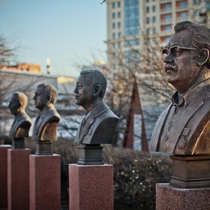 Падение кумиров: В парке «Музеон» демонтировали незаконные памятники — Ситуация на The Village