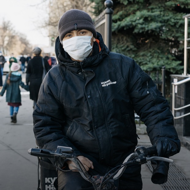 «Немного героическая работа»: Московские курьеры — о доставке во время пандемии — Прямая речь на The Village