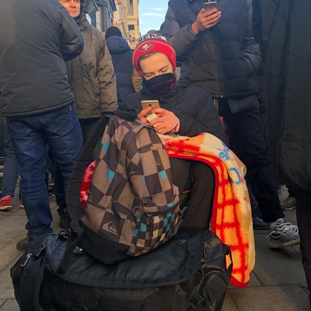 «В минус точно не уйдем»: Москвичи в очереди за iPhone X — Люди в городе на The Village