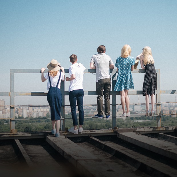 На уровне неба: 5 комплектов одежды для тёплых дней в Москве — Съёмки на The Village
