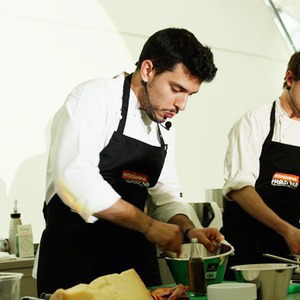 Omnivore Food Festival: Майкл Гринвольд и Симоне Тондо готовят орзотто из ячменя и тартар из голубя — Рецепты шефов на The Village