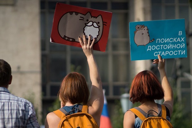 «Пути нет»: Требования и переживания москвичей в плакатах акции против пенсионной реформы — Галерея на The Village