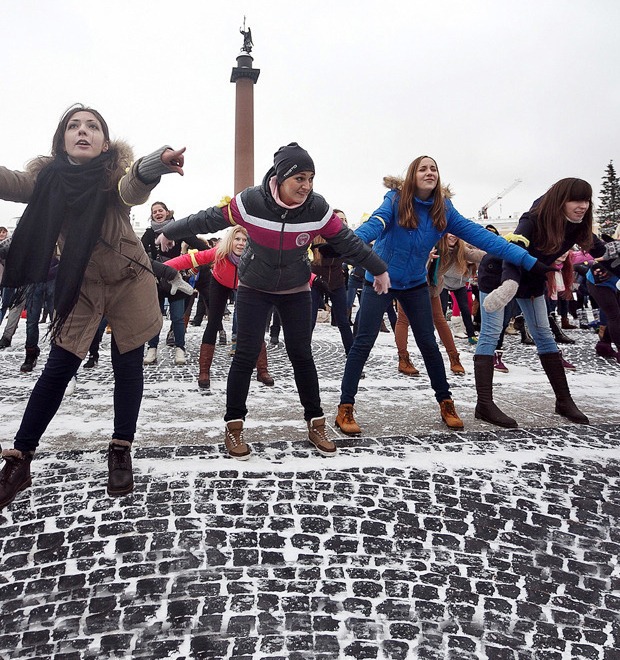 Фоторепортаж: Gangnam Style и зарядка на Дворцовой площади — Фоторепортаж на The Village