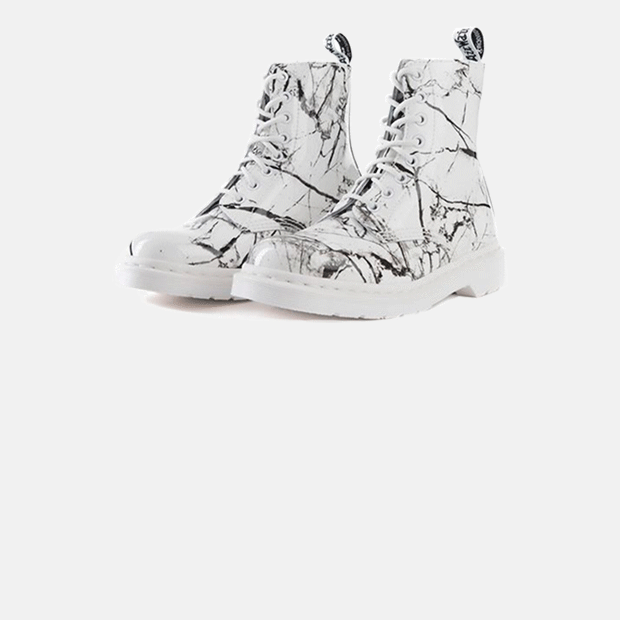 Распродажа на Urban Outfitters, новые NMD от adidas Originals и обновление шоу-рума Modbrand — Скидки недели на The Village