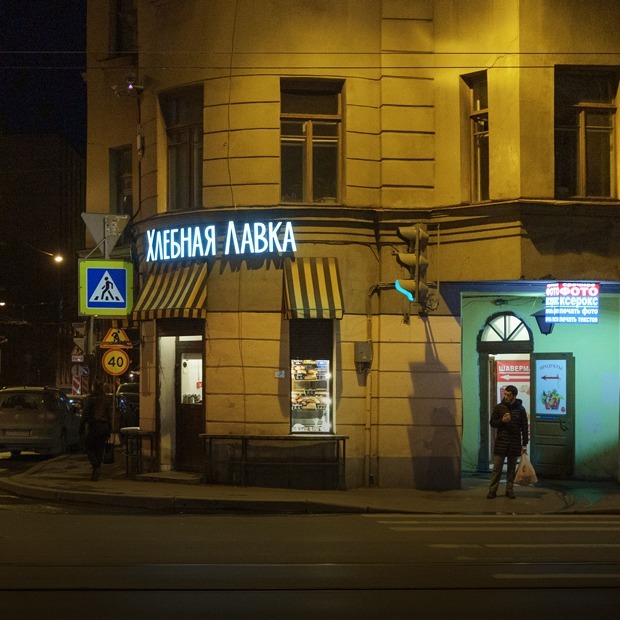 Как в прорезных арках угловых домов Петербурга появились микрокофейни — Истории на The Village