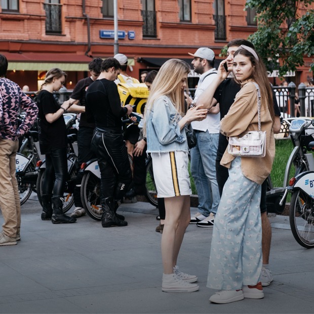 Москва гуляет: Первый вечер после снятия карантина — Фоторепортаж на The Village
