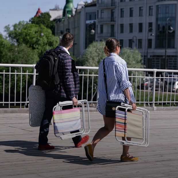 В Петербурге наконец-то открыли парки. Как в них соблюдают дистанцию?
— Фоторепортаж на The Village
