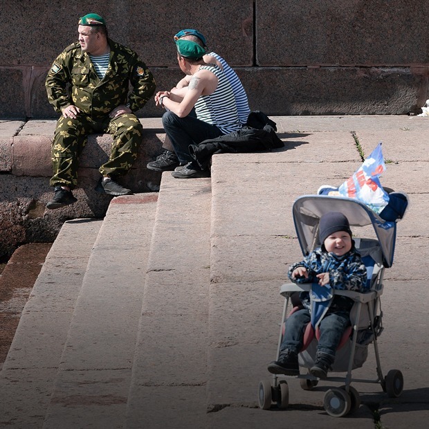 Как петербуржцы празднуют День Победы на улицах города
— Фоторепортаж на The Village