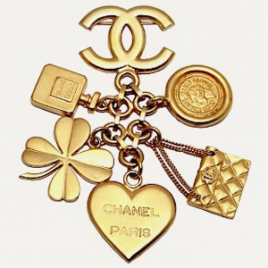 Брошь Chanel, кроссовки New Balance, юбка Jacquemus — Что надеть на The Village