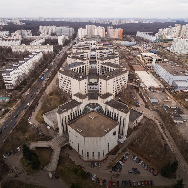 «Я работаю в НИИ, похожем на спираль ДНК» — Где ты работаешь на The Village