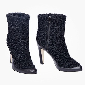 Что надеть: Ботильоны Manolo Blahnik, кардиган Oh, my, дождевик Babich & Remish — Что надеть на The Village