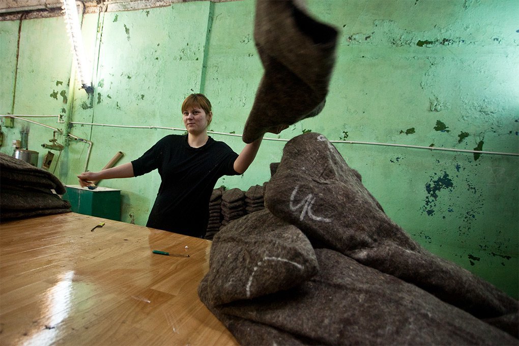 Шерсть для валенок. Как делают валенки видео. Рубель для валяния валенок. Профессия валяльщик валенок. Валяльщик валенок.