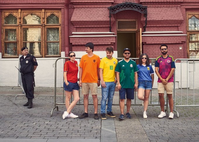 Иностранные болельщики провели секретную акцию в поддержку ...